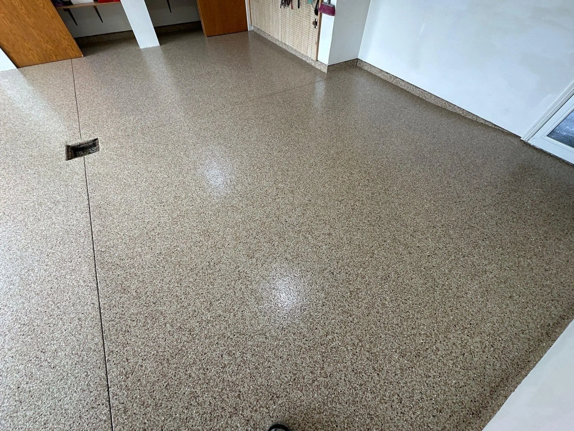 Tan flake garage floor in Gulf Breeze, FL